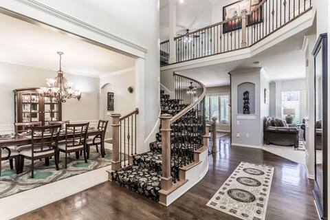 Stunning private villa pond, theater, Tesla Chrgr.