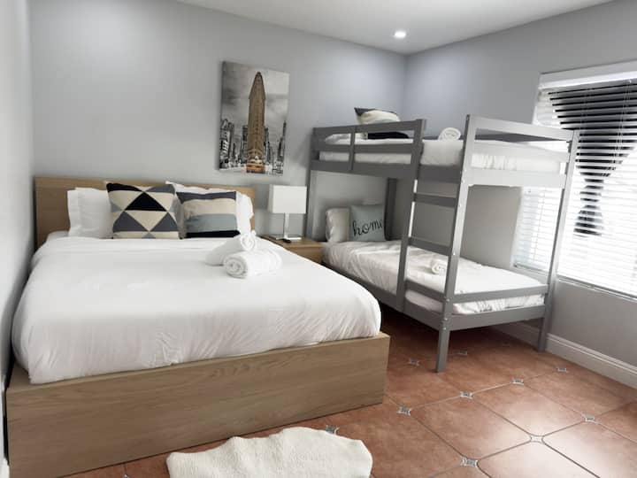 Bedroom 3(upstairs) Comfy Queen Bed with a Twin bunk bed HD Smart TV 42 Inches