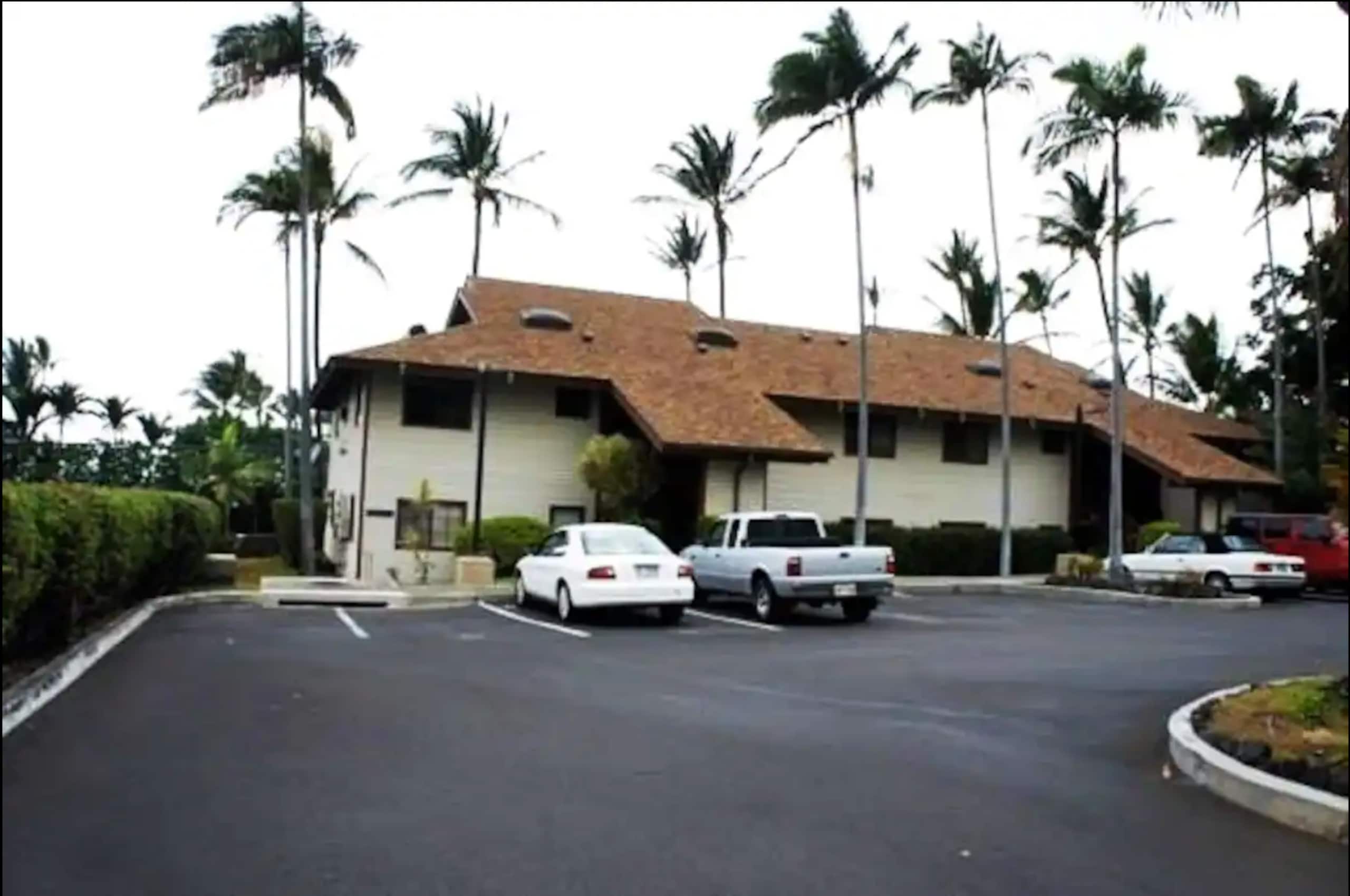 Condo in Kailua-Kona · ★4.79 · 2 bedrooms · 3 beds · 2 private baths - Image 10