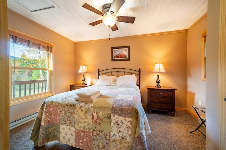 Спалня 3 разполага с двойно легло и голям прозорец с изглед към планината. 