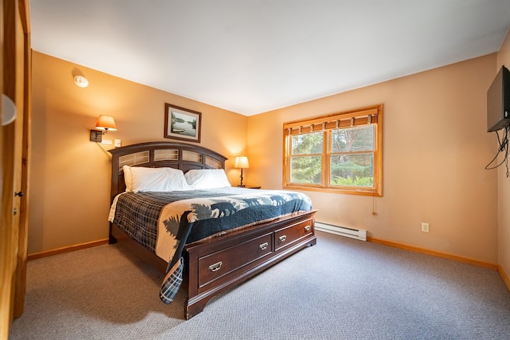 Основна спалня със самостоятелен санитарен възел с двойно легло, самостоятелна баня и килер.