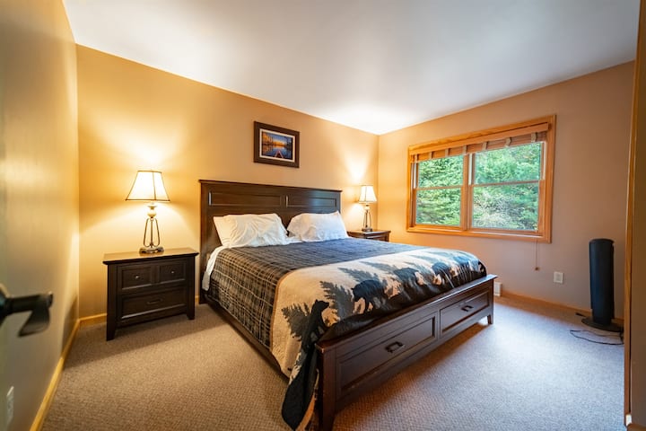 Спалня 2 разполага с двойно легло с две нощни шкафчета и лампи, голям прозорец и килер. 