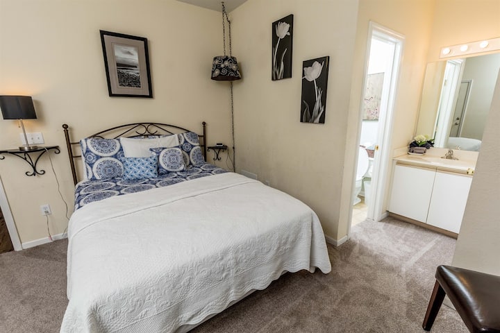 Მეორე საძინებელში არის საკუთარი სააბაზანო და სმარტ-ტელევიზორი.