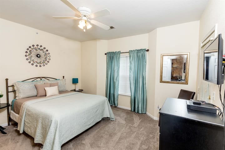 Ორივე საძინებელში არის მაღალი ხარისხის ორადგილიანი საწოლები და ახალი ლეიბები.