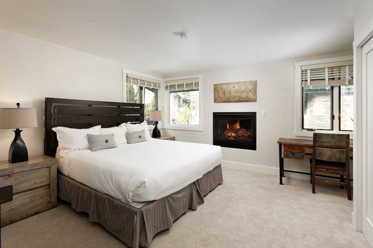 בסוויטה הראשית יש אח גז מזמינה, טלוויזיה עם מסך שטוח, חלל עבודה ואמבטיה צמודה עם מקלחת.