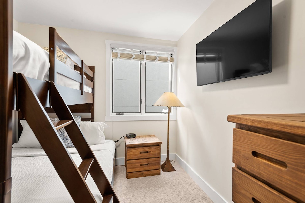 בחדר השינה הרביעי יש מיטת קפטן זוגית/זוגית, נוחה למבוגרים או לילדים וטלוויזיה עם מסך שטוח.