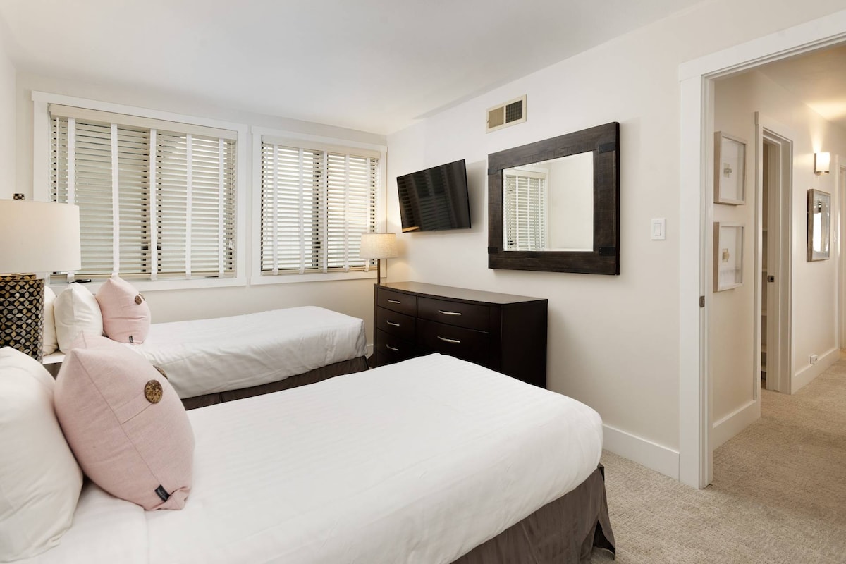 בחדר השינה השלישי יש שתי מיטות נפרדות וטלוויזיה עם מסך שטוח - ניתן לגשר בין המיטות כדי להציע מיטת קינג סייז אחת