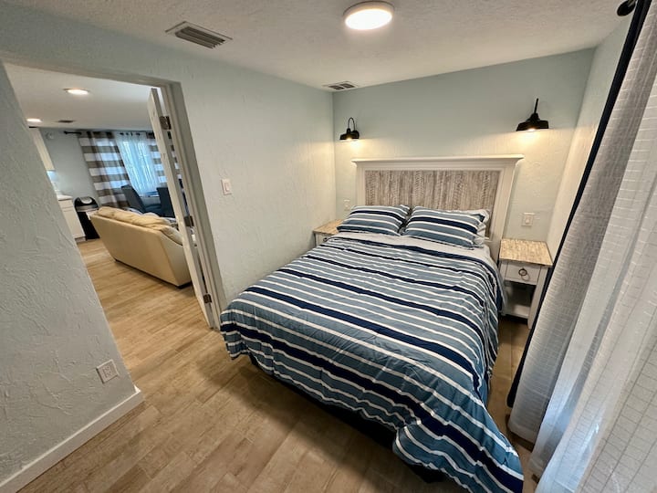 هذه هي غرفة النوم الثالثة مع خزانة وطاولة ملابس مرآة.