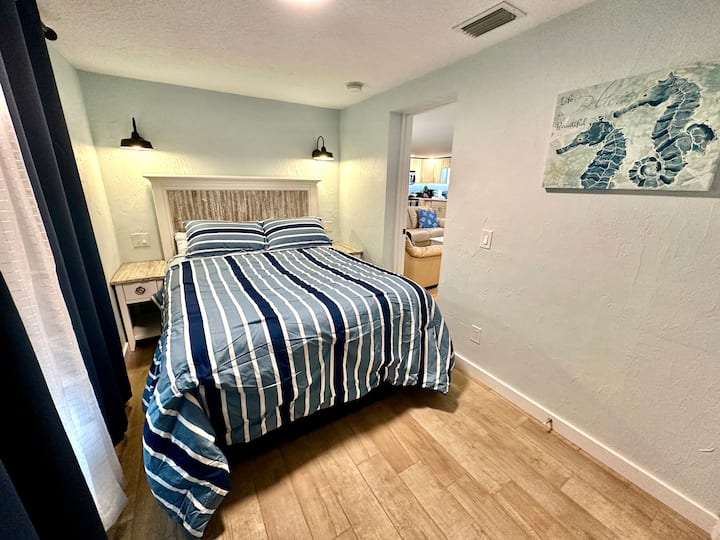 هذه هي غرفة النوم الثانية مع سرير بحجم متوسط وخزانة مدمجة.