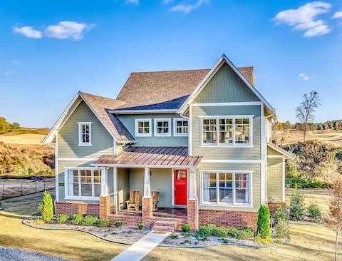 House Built For Groups - 4 Suites, 8 Beds, 5 TV's!