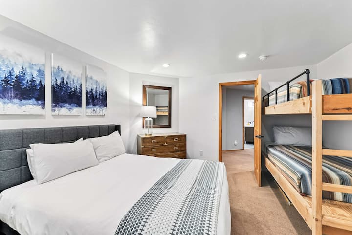 Habitación 5: cama tamaño queen, litera doble sobre completa, piso inferior, armario