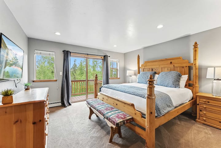 Dormitorio 1: cama tamaño king, piso principal, baño privado con bañera independiente, espacio de trabajo dedicado, TV inteligente.