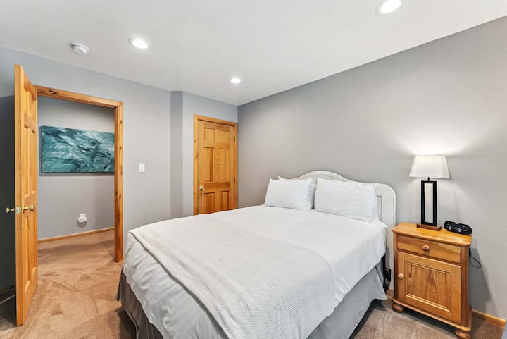 Dormitorio 3: cama tamaño queen, piso superior, armario, vista a la montaña