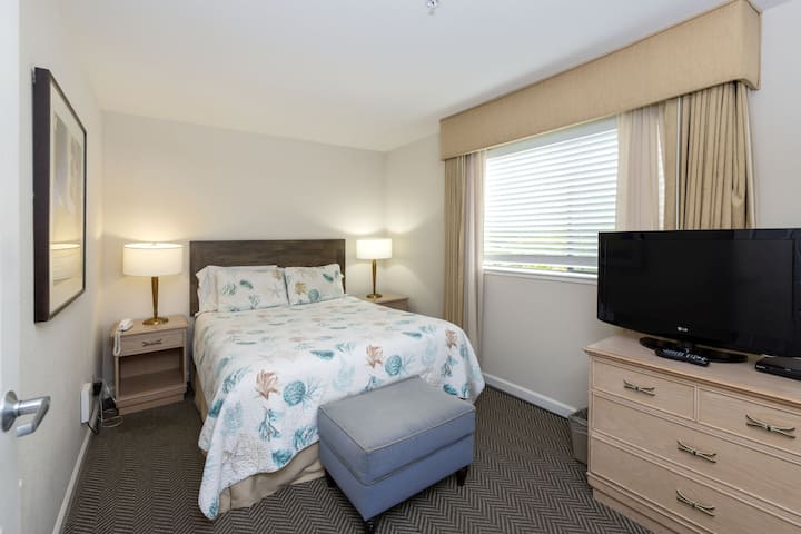 Schlafzimmer mit Queensize-Bett 