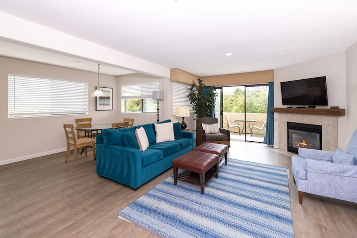 Wohnzimmer mit Schlafsofa 