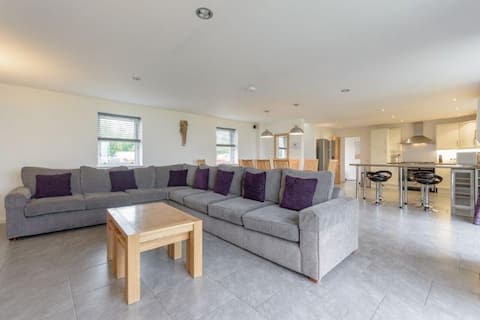 Spacious 4 bedroom house with sea views,  Pitmilly