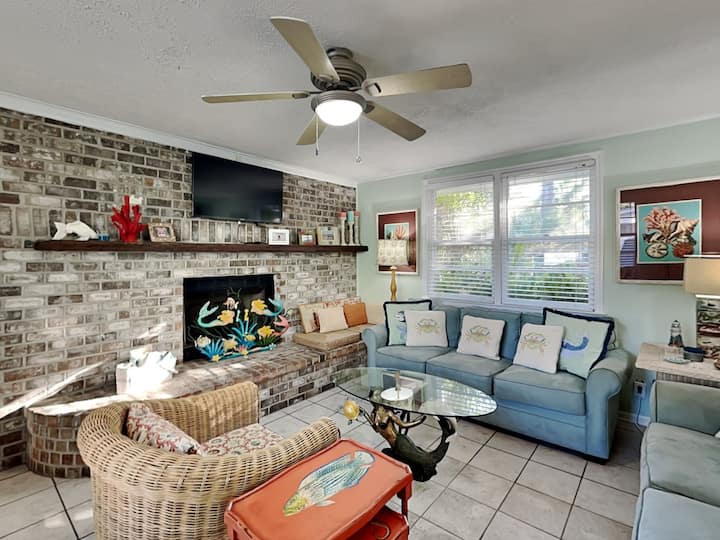 Charming Tybee Home W. Patio, Grill + Pet Friendly! - Tybee Island, GA