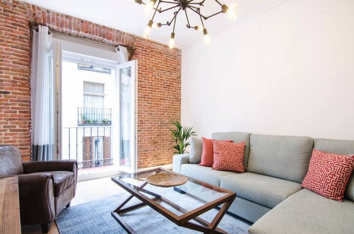 Bright & Cozy 2BD 2BTH with Balcony – Chueca