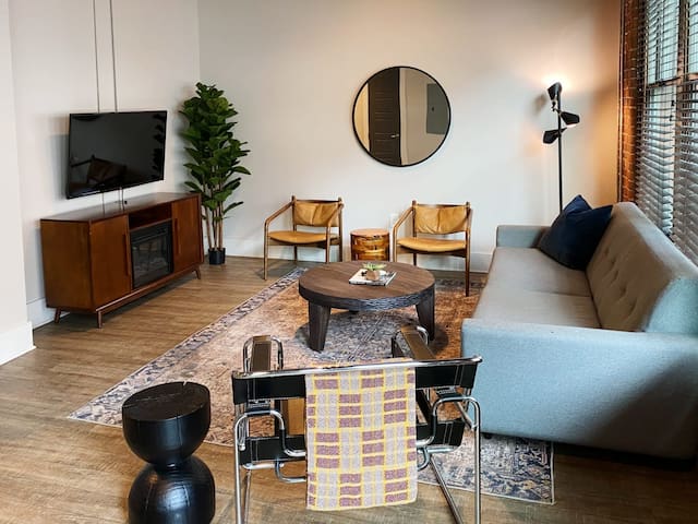 LOCATION!! Walk everywhere Downtown from loft! 409