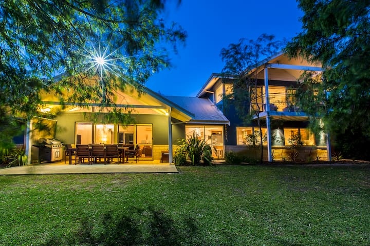 The Willows—A Lush Beachside Retreat for Families