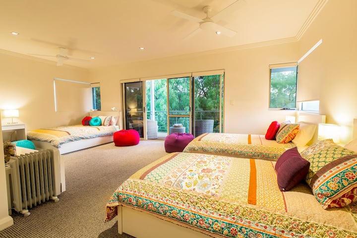 สถานที่พักผ่อนชั้นบนกว้างขวางพร้อมการจัดที่นอนแบบยืดหยุ่นเตียงควีนไซส์ 1 หลังและเตียงเดี่ยว 2 หลังเหมาะสำหรับครอบครัวหรือกลุ่ม