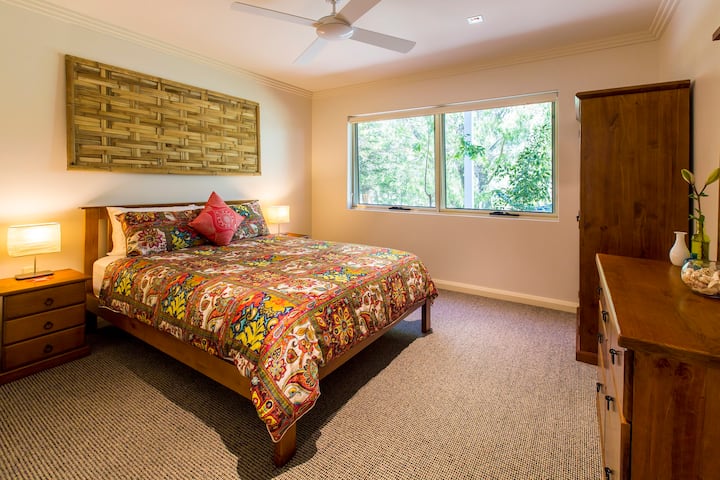 ตื่นขึ้นมาพบกับวิวเขียวขจีอันเงียบสงบในห้องนอนที่สองที่เงียบสงบมีการตกแต่งที่มีชีวิตชีวาและเครื่องนอนหรูหรา