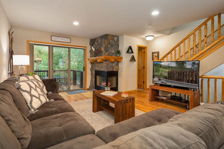 Family Friendly Downtown Townhome | Private Hot Tub & Decks | Walk To Everything - Winter Park, CO