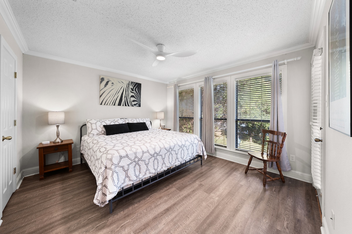 Cama tamaño king con vistas al lago en el piso de arriba