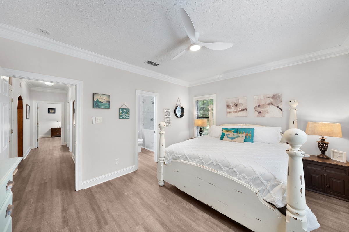 Cama tamaño king en la planta baja con baño privado