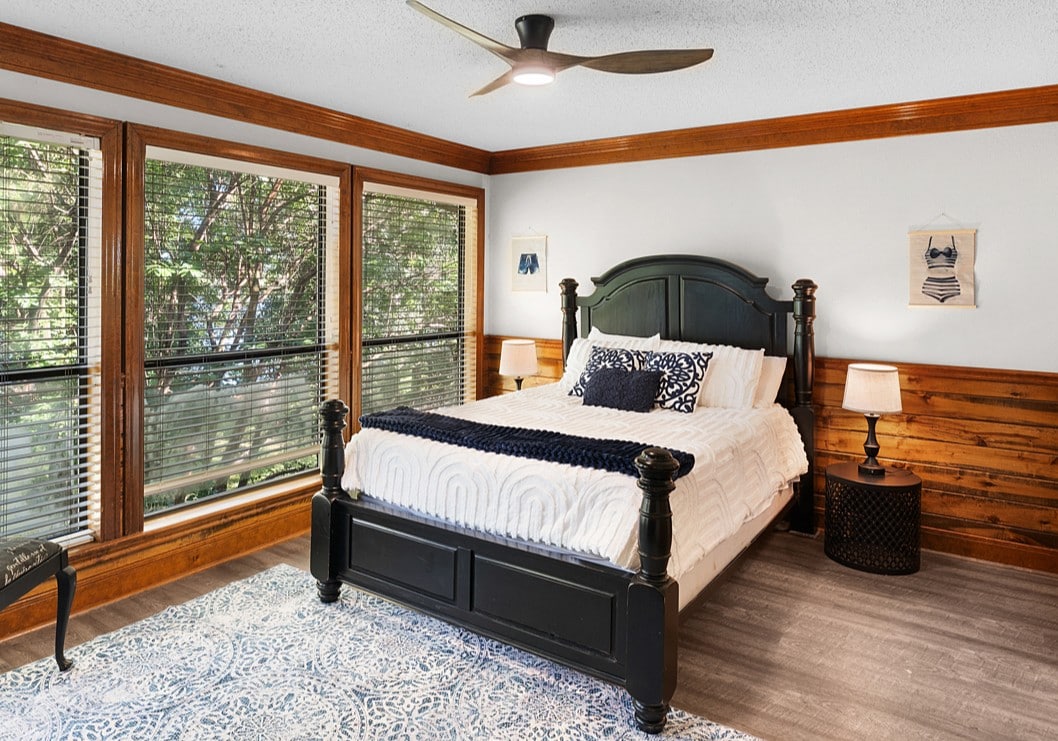 Cama tamaño queen con vistas al lago en el piso de arriba