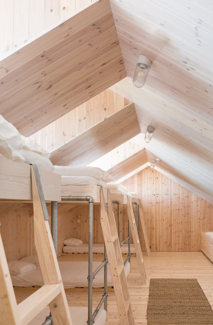 Sovesal i 2. etasje med 2 doble køyesenger og 2 enkle køyesenger / Dormitory на 2-ри кат со 2 двојни кревета на спрат и 2 единечни кревета на спрат