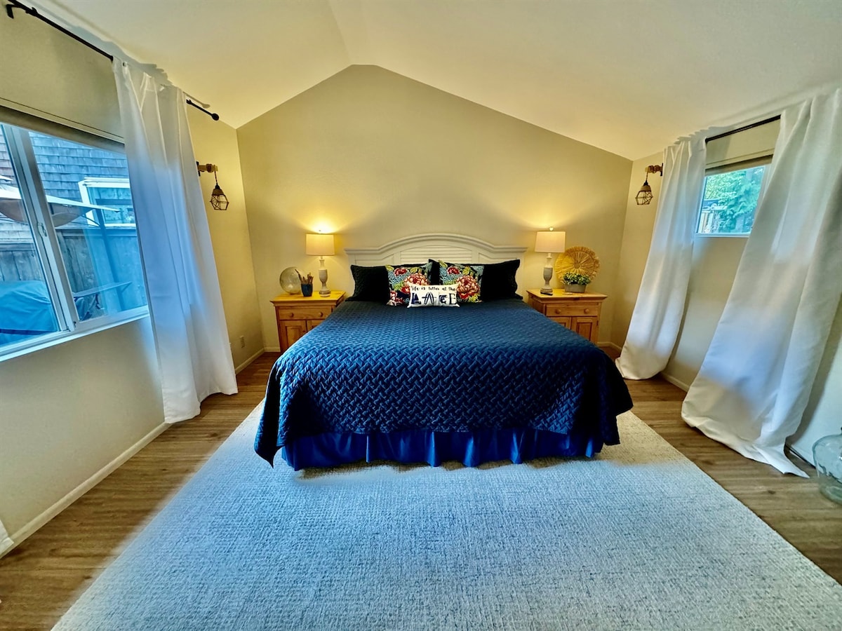 спална соба со брачен кревет (king size)