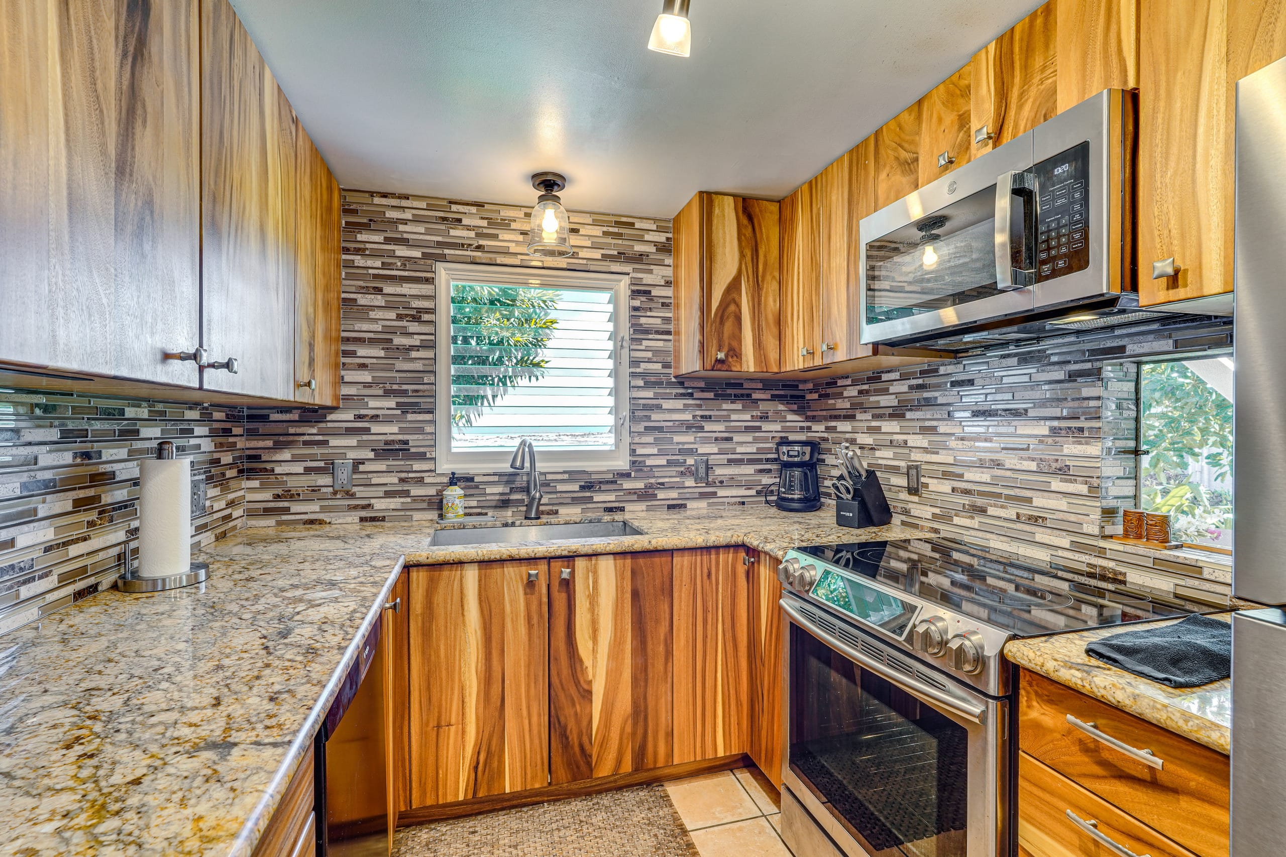 Townhouse in Kailua-Kona · ★4.73 · 2 bedrooms · 3 beds · 2 baths - Image 11