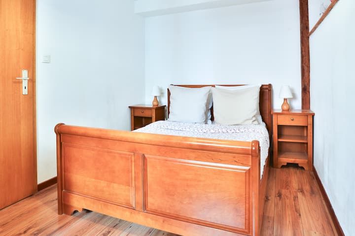 Chambre à coucher avec un lit double 140x190cm avec ses 2 tables de chevet et des rangements (linge de lit inclus)