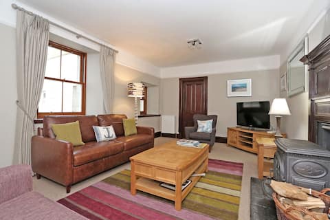 Top performing Airbnb: Aberdeen Lighthouse Cottage 2 | Coastal | Dolphins in Torry & Ferryhill
