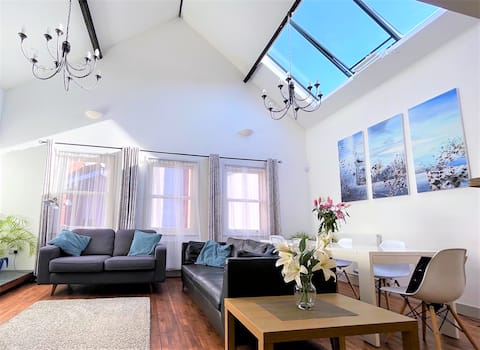 Luxury Harbourside Apartment with Balcony