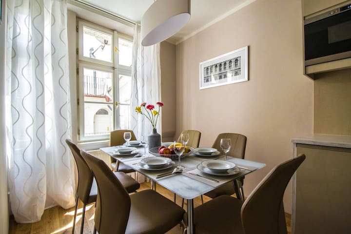 Unique 3BDR apt 250m from the Charles Bridge