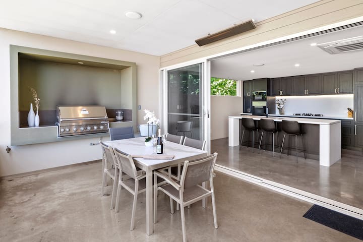 Bayscape: Modern Beachside Retreat with Ocean View