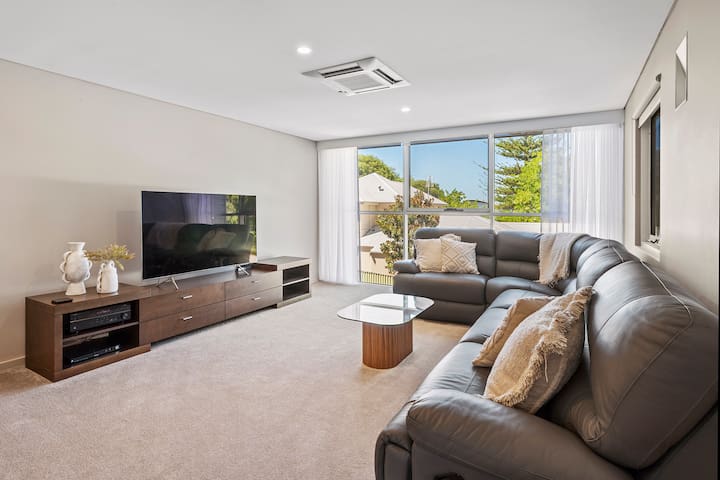 Bayscape: Modern Beachside Retreat with Ocean View gallery image 4