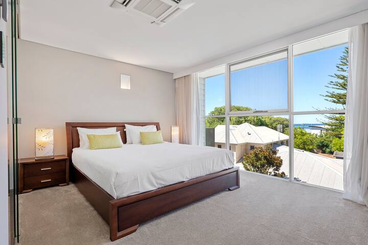Bayscape: Modern Beachside Retreat with Ocean View gallery image 3