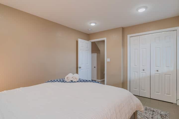 Втори гардероб в спалнята на долния етаж със смарт телевизор