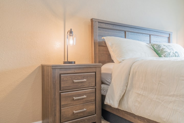 Спалня с двойно легло king size на горния етаж със сензорни лампи