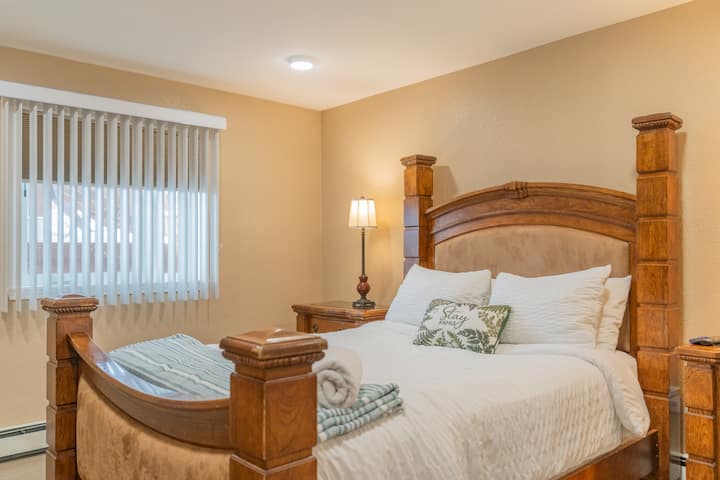 Първа спалня на долния етаж с двойно легло