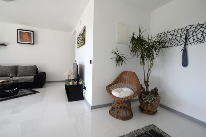 Obývacia izba, kuchyňa a jedáleň