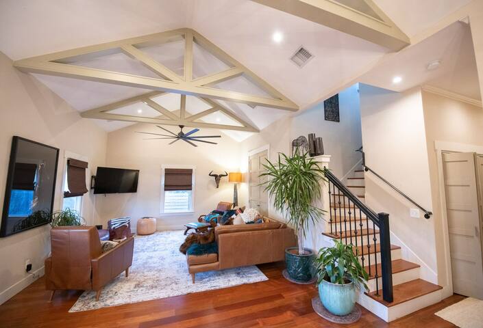 Perfectly Curated Home – Clarksville Hideaway! gallery image 2