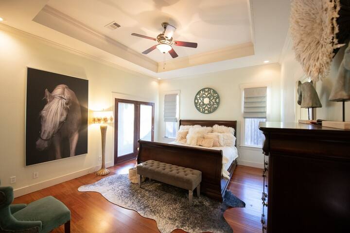 Perfectly Curated Home – Clarksville Hideaway! gallery image 3