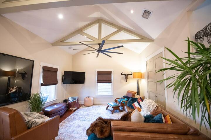 Perfectly Curated Home – Clarksville Hideaway! gallery image 4