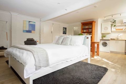 Stylish Studio in Heart of Annandale Village