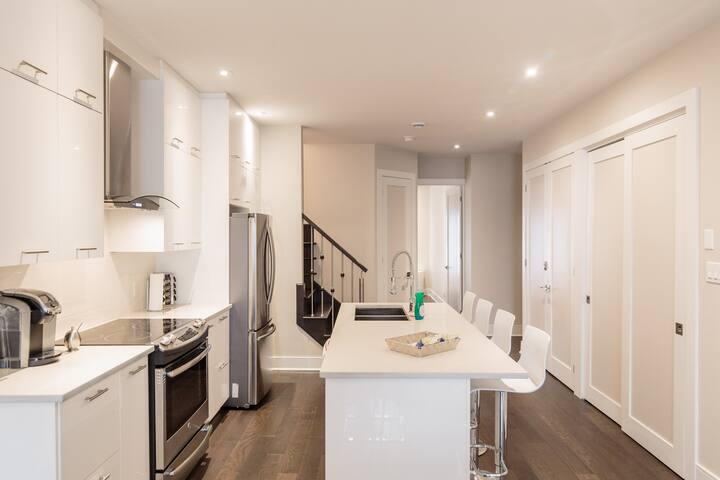 *Hot Tub Unavailable* – Luxury 4BR Penthouse! gallery image 3