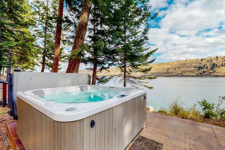 Beautiful 2BR Lakefront Wallowa Lake | Hot Tub